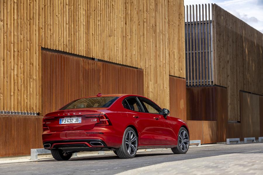 Volvo S60 T8 R-Design 2018 года  (WW) (фото 19 из 40)